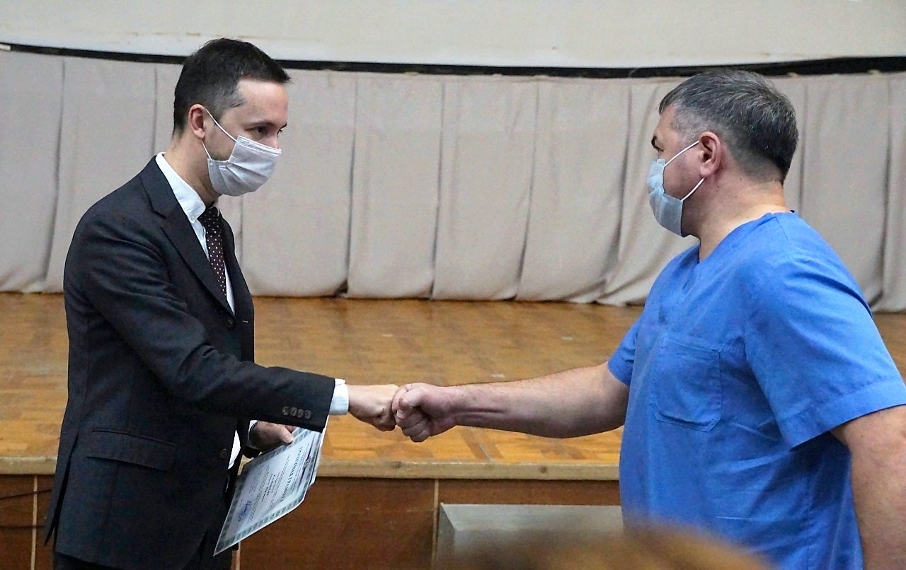 Давид Мелик-Гусейнов вручил почетные грамоты врачам детской областной клинической больницы Давид Мелик-Гусейнов вручил почетные грамоты врачам детской областной клинической больницы